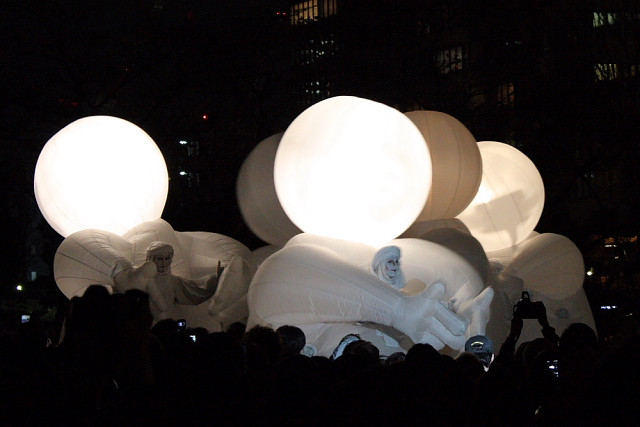 Compagnie des Quidams performs Rêve d'Herbert -- 