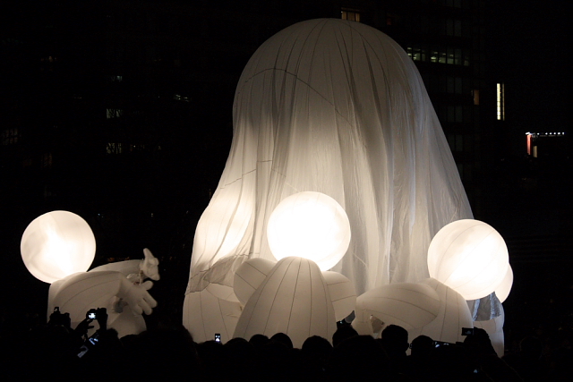 Compagnie des Quidams performs Rêve d'Herbert -- 