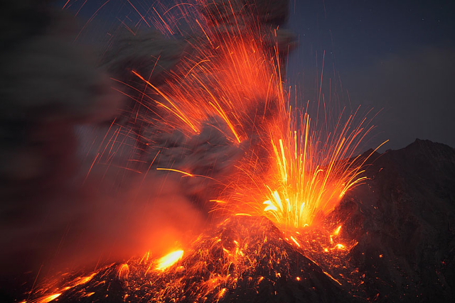 Sakurajima volcano, photo by Martin Rietze -- 