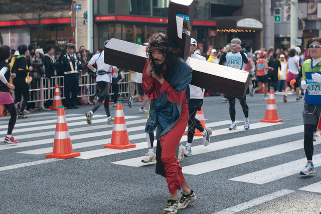 Costumed runner at Tokyo Marathon 2011 -- 