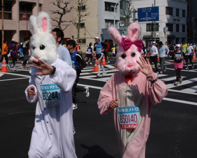 Costumed runner at Tokyo Marathon 2011 -- 